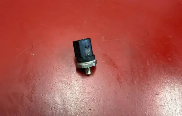 BMW X3 F25 Fuel pressure sensor 7620946