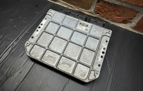 Toyota Avensis T270 Engine control unit/module 8966105D12