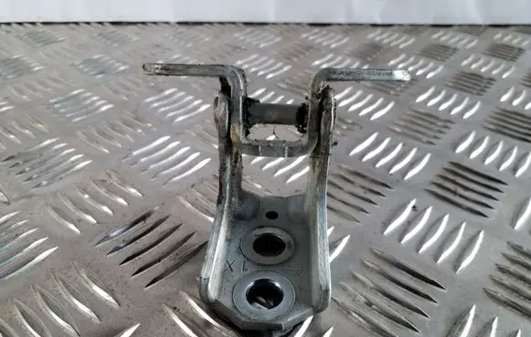Nissan Juke I F15 Front door upper hinge