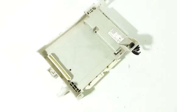 Toyota Yaris Fuse module 8273052M80B 1K160208