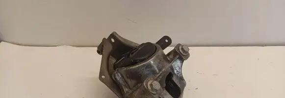 Engine mount vacuum valve