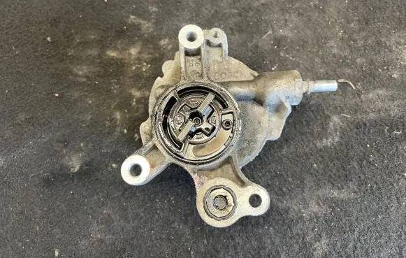 Ford C-MAX I Vacuum pump D1651B