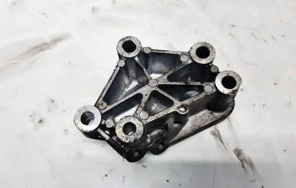 Volvo S40, V40 Engine mounting bracket 8642201