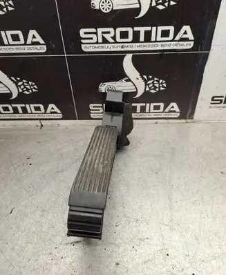 Mercedes-Benz C W203 Accelerator throttle pedal A2033000104 060302