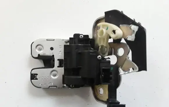 Loading door lock