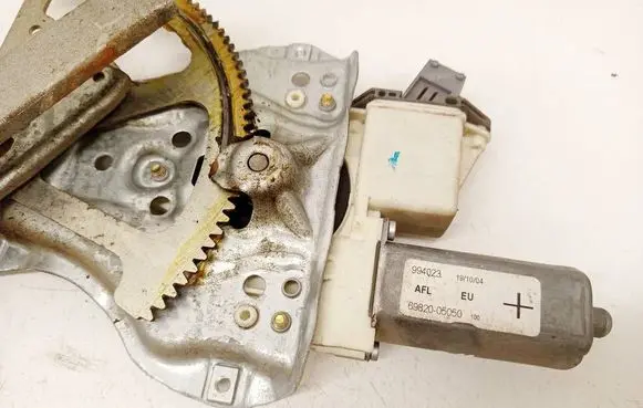 Toyota Avensis T250 Front door window regulator motor 6982005050