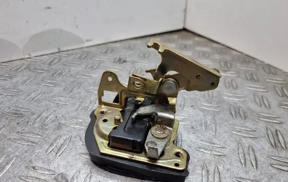 Toyota Land Cruiser (J100) Tailgate lock latch 
