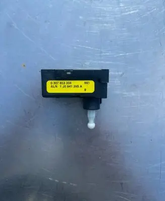 Headlight level adjustment motor