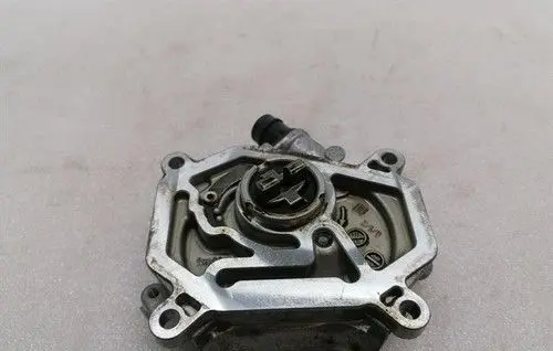 Mercedes-Benz A W176 Vacuum pump A1331800401