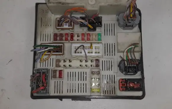 Renault Master III Fuse module 7707733804 519337174 94863484B