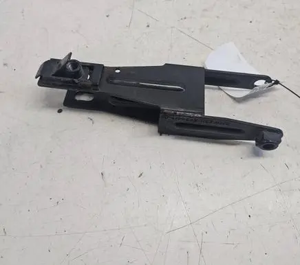 Engine mounting bracket
