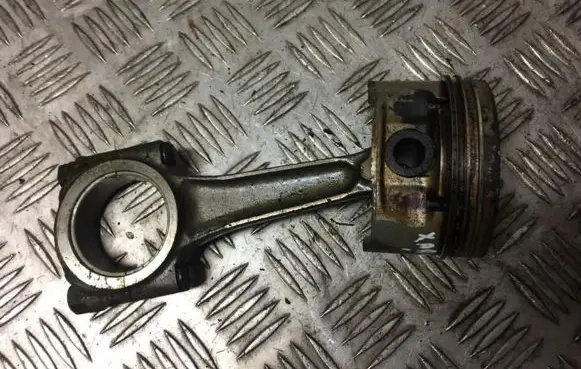 Citroen Xsara Piston with connecting rod