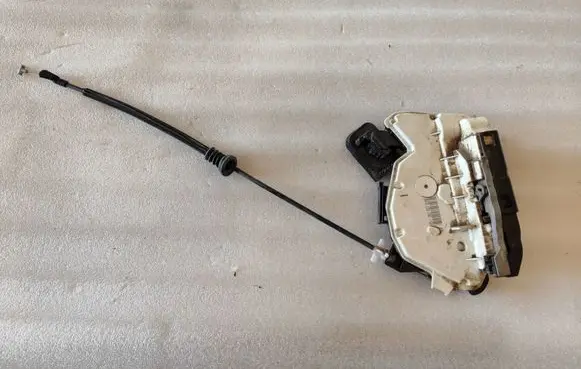 Skoda Yeti (5L) Front door lock 5K2837015B