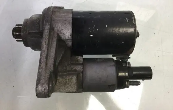 Volkswagen Golf V Starter motor 02T911023