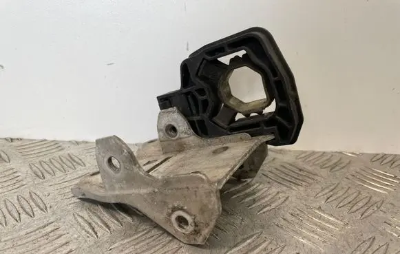 Radiator mount bracket
