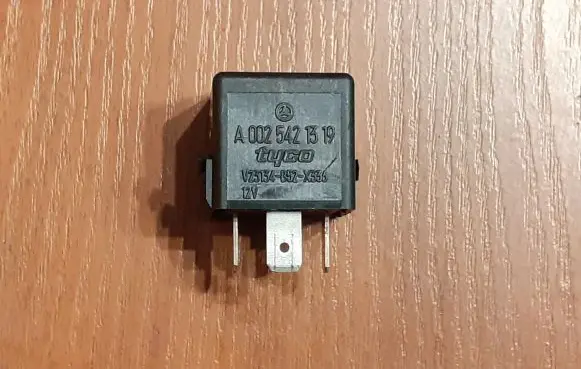 Mercedes-Benz C W202 Other relay A0025421319 V23134B52X336