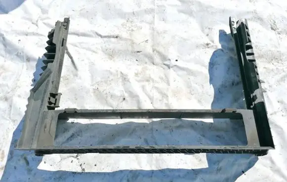 BMW 5 E60 E61 Radiator mount bracket 778744307 22793115