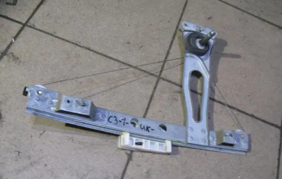 Rear door manual window regulator