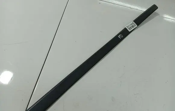 Honda FR-V Front door glass trim molding 