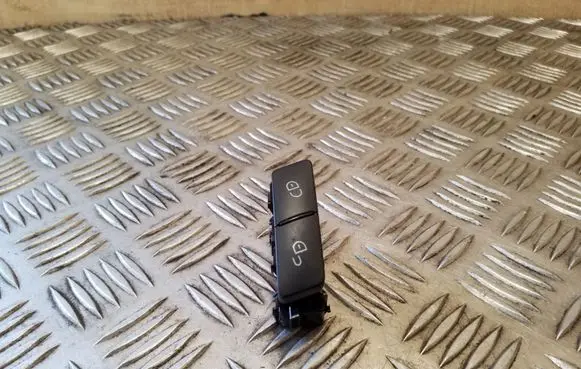 Mercedes-Benz C W204 Central locking switch button A2048706410 03151610