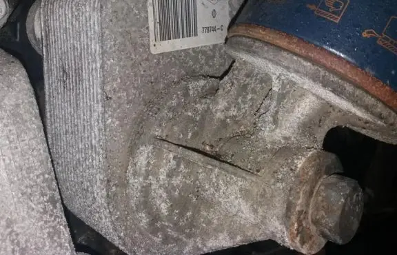 Renault Clio III Engine oil radiator 779744C