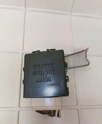 Toyota Yaris Door central lock control unit/module 8598052030 0515003420