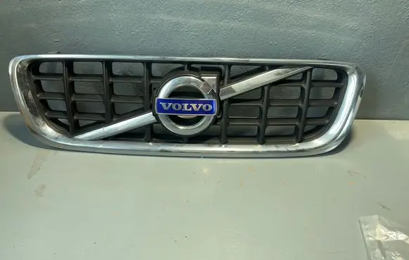 Volvo V70 Front bumper upper radiator grill 31283895