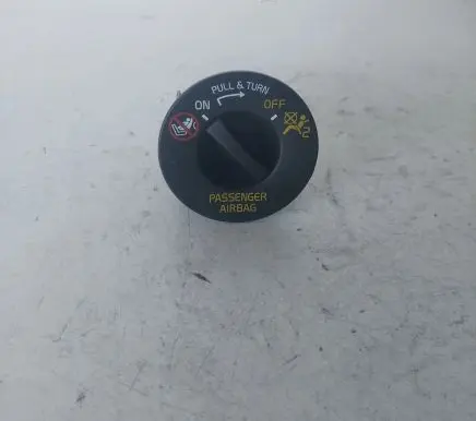 Passenger airbag on/off switch