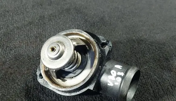 Volvo V70 Thermostat/thermostat housing