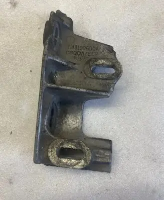 Seat Alhambra (Mk1) Engine mounting bracket 7M3199600A C8Q0AEE2