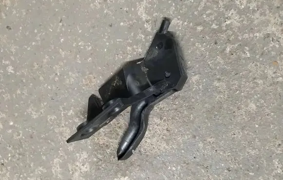 Opel Corsa E Engine bonnet (hood) release handle 13186912