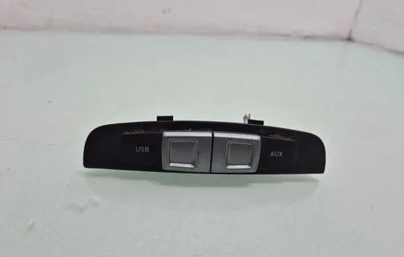 Seat Leon (1P) USB socket connector 1P0035726A