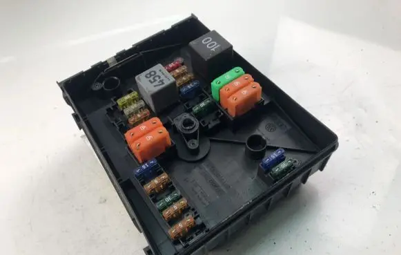Volkswagen Caddy Fuse box set 1K0937125A