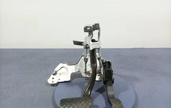 Accelerator throttle pedal