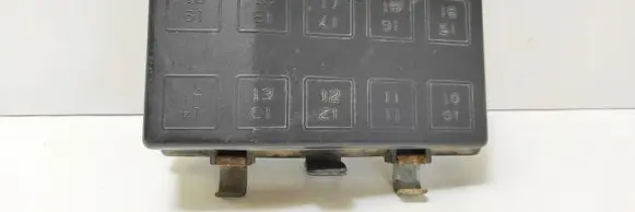 Opel Vectra B Fuse box cover 09136102