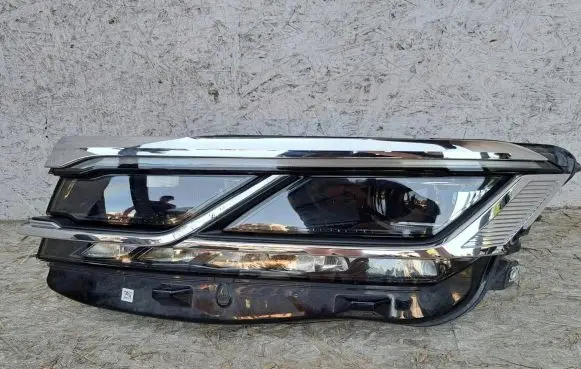 Volkswagen Touareg III Headlight/headlamp 761941081