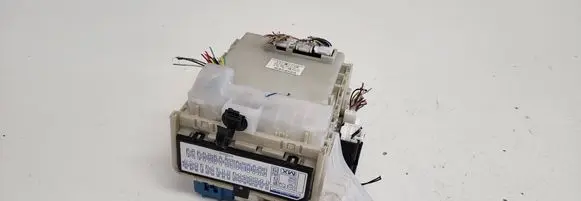 Toyota Verso Fuse module 827300F070C 1575RD22