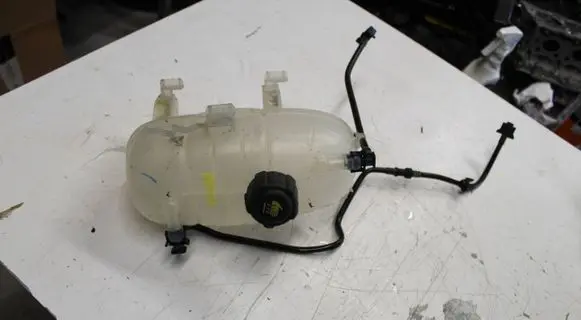 Renault Trafic III (X82) Coolant expansion tank/reservoir 217105057R