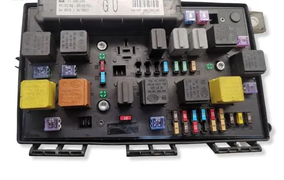 Opel Astra H Fuse module 13206748 5DK00866838