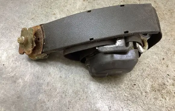 Front seatbelt buckle