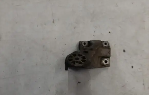 Engine mounting bracket