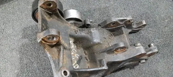 Peugeot 406 Engine mounting bracket 9625672780