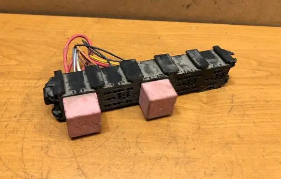 Renault Kangoo I Relay mounting block 7703297572 20240041