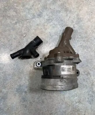 Opel Astra J Water pump 203903377 11212520259 12712268