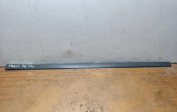 Ford Focus Front door trim (molding) 3M51R20938AC