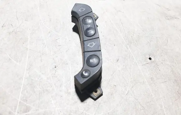 BMW 7 E38 Steering wheel buttons/switches 8368971