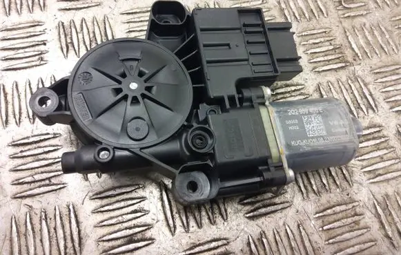 Seat Arona Front door window regulator motor 2q2959466e