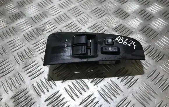 Toyota Avensis T250 Electric window control switch 37171a123 84820-05110