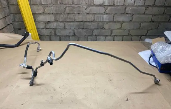 BMW 2 F46 Air conditioning (A/C) pipe/hose 6832951
