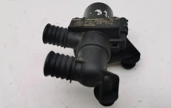 BMW 5 E60 E61 Coolant heater control valve 6920226